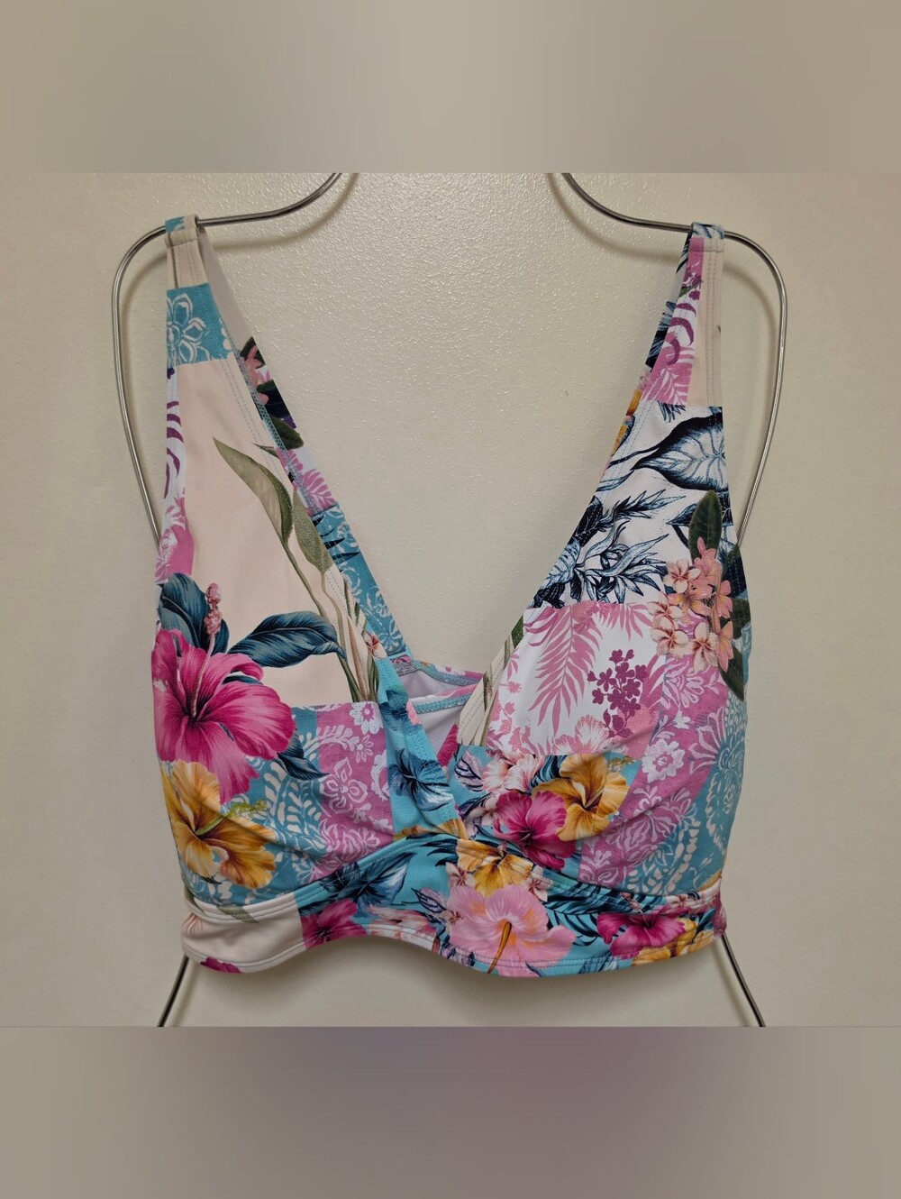 Torrid Wireless Triangle Bikini Top Size 3 EUC